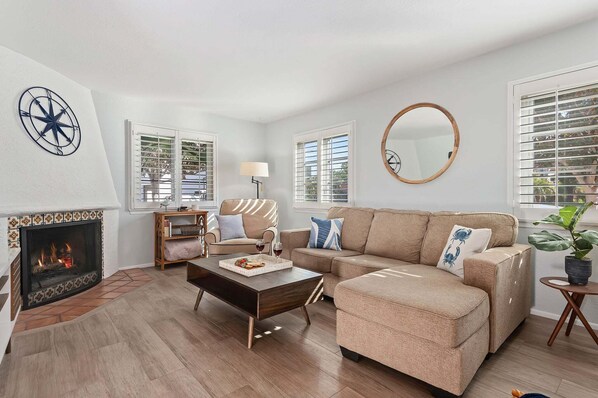 Smart TV, fireplace - Nautical Breeze - Walk to Beach, Wharf, Downtown, & Funk Zone! (Santa Barbara)