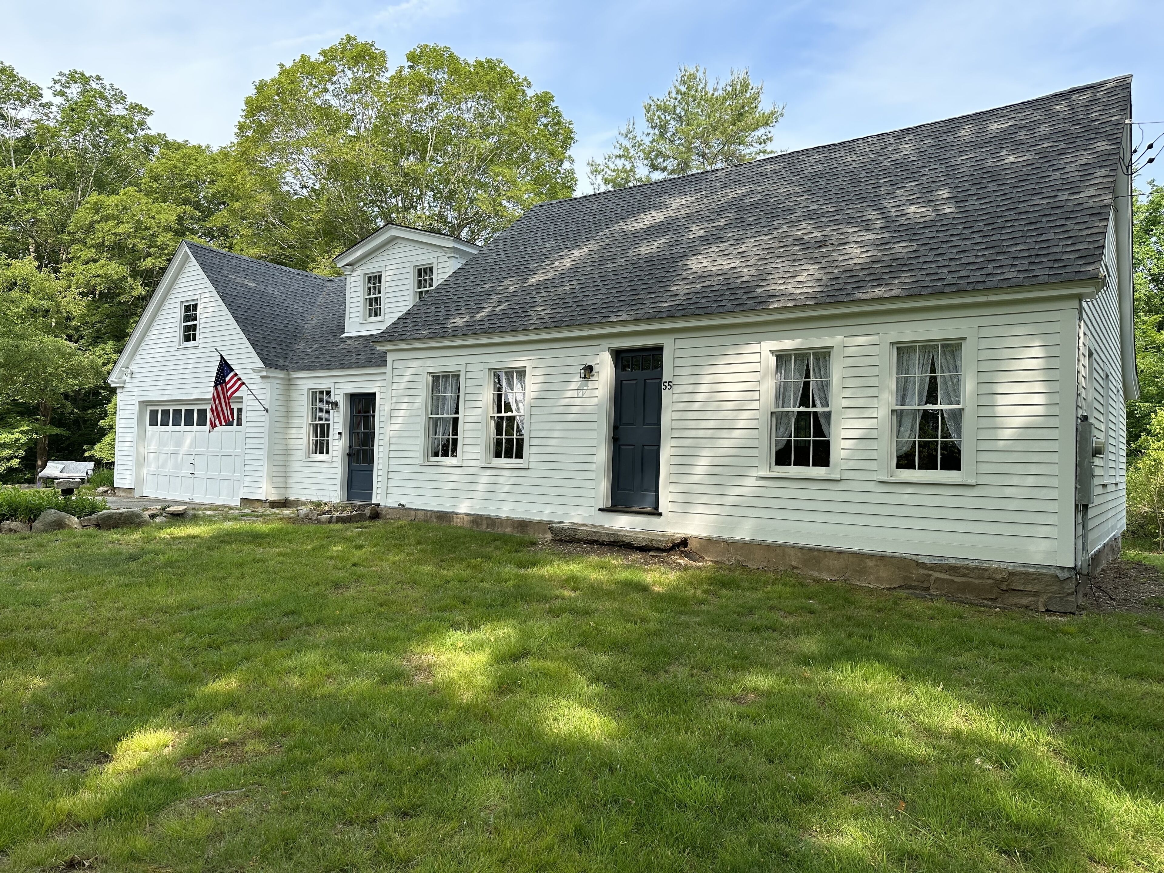 Remodeled Charming Cape. 5 mins from Olde Mistick Village, Seaport, and downtown