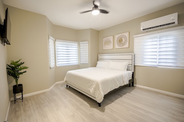 2 bedrooms, desk, WiFi, bed sheets - NewKgn Gem (Kingston)