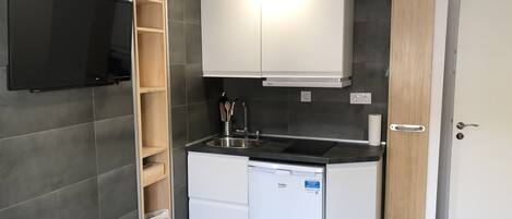 Frigorifero, microonde, piano cottura, macchina per tè/caffè