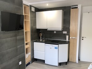 Jääkaappi, mikroaaltouuni, liesi, kahvin-/teenkeitin