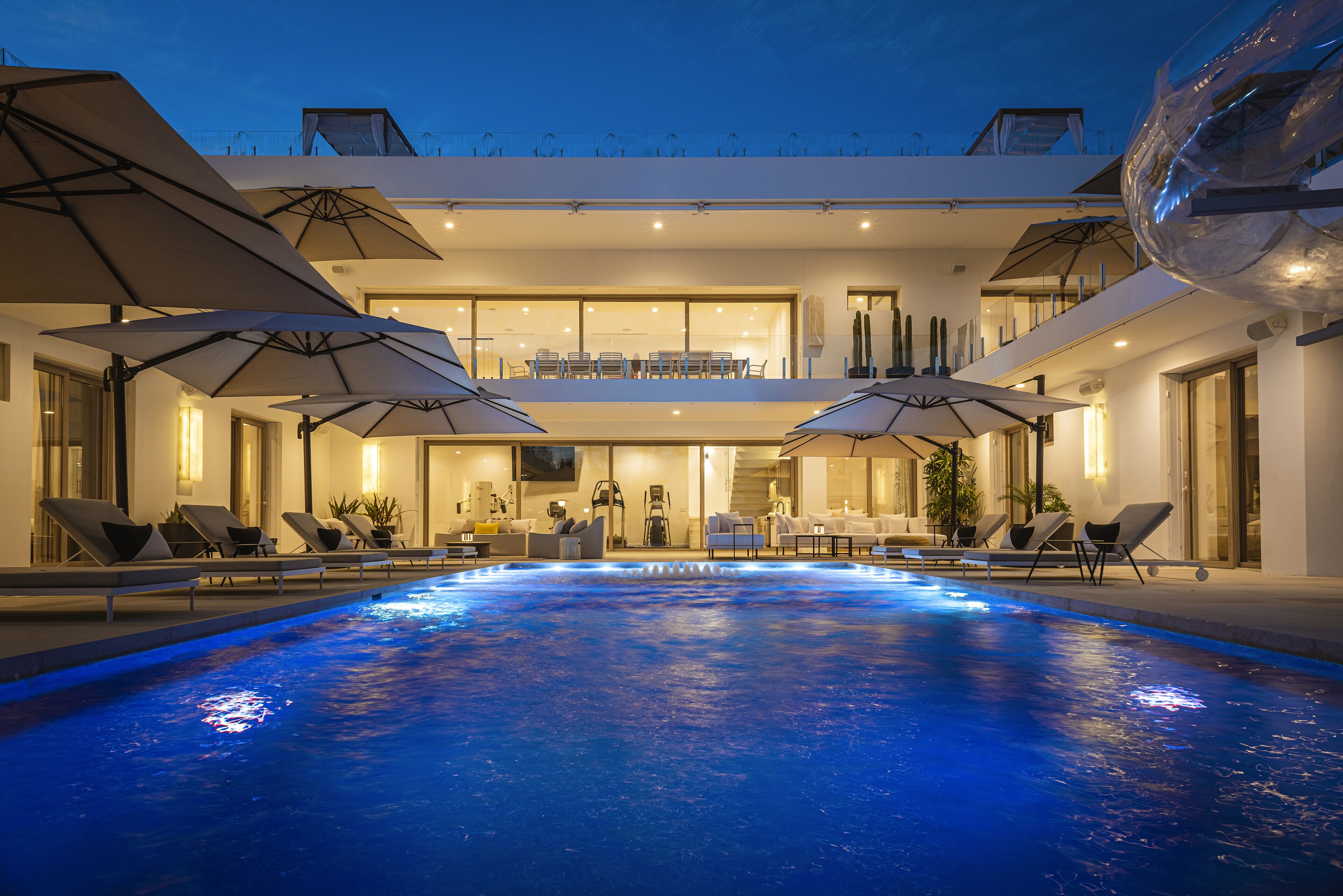 Een verwarmd zwembad