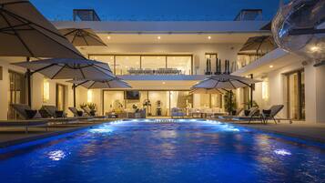 Een verwarmd zwembad