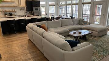 TV connectée, cheminée, jeux vidéo, lecteur de DVD