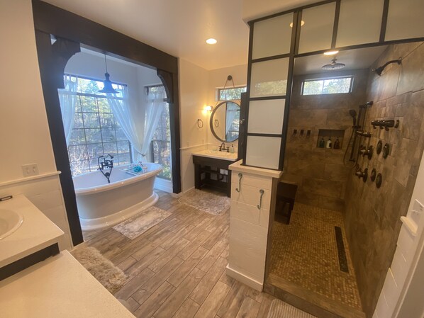 Een douche, een haardroger, een bidet, handdoeken