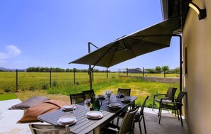 Outdoor dining - Gorgeous home in Cléon d'Andran (Cléon d'Andran)