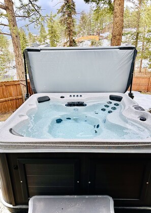 Outdoor spa tub - Enjoy Colorado with soaring pines, wildlife & 6 seat hot tub. (Woodland Park)