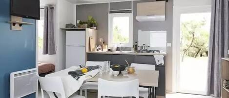 Coffee/tea maker, cookware/dishes/utensils