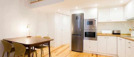 Frigorifero, microonde, forno, pentole/stoviglie/utensili