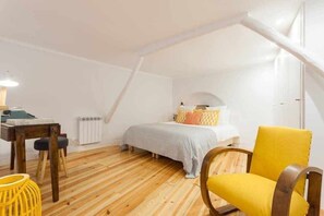 1 habitación, tabla de planchar con plancha, cuna de viaje y wifi 