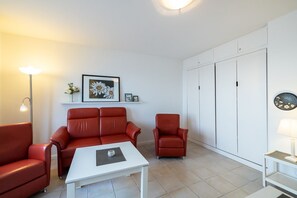 Fernseher, DVD-Player, Stereoanlage