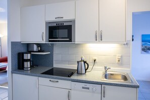Fridge, microwave, stovetop, dishwasher - Nordland Appartments - Wohnung Hooge - Direkt am Meer, Näher Dran Geht Nicht! - Nordland (Wyk auf Föhr)