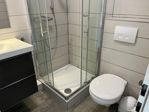 Shower, hair dryer, towels - Haus Oland Wohnung 06, Wohnen mit Meerblick - Haus Oland (Wyk auf Föhr)