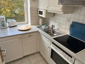 Geladeira, micro-ondas, fogão, cooktop