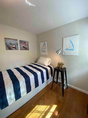 2 bedrooms, desk, WiFi, bed sheets
