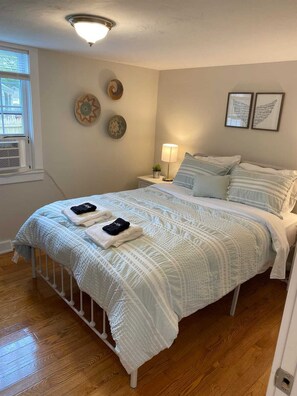 2 bedrooms, desk, WiFi, bed sheets