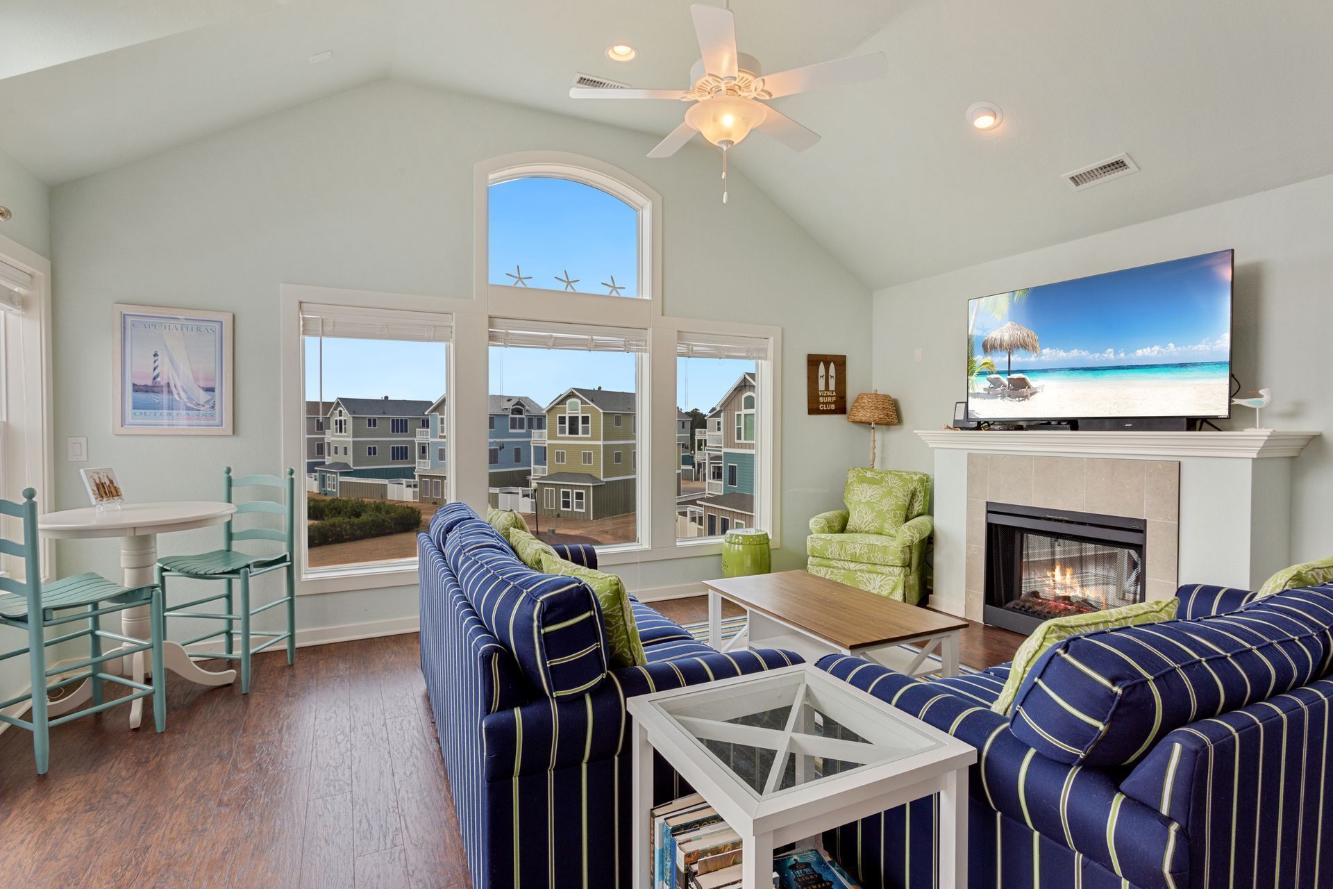 Télévision, cheminée, livres