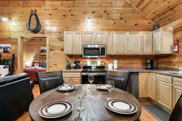 Kylskåp, mikrovågsugn, ugn och spishäll