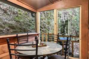 Dining - Cozy Family Cabin, Hot Tub, Game Room, 2 King Beds Near Dollywood, Pet Friendly (Pigeon Forge)