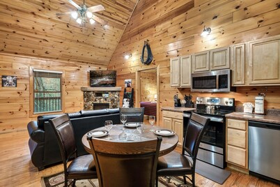 Cozy Family Cabin, Hot Tub, Game Room, 2 King Beds Near Dollywood, Pet Friendly