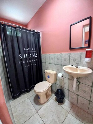 Economy-Doppelzimmer | Badezimmer | Dusche, Handtücher