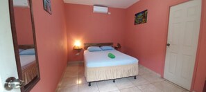 Habitació doble econòmica | Escriptori, wifi gratuïta i roba de llit 
