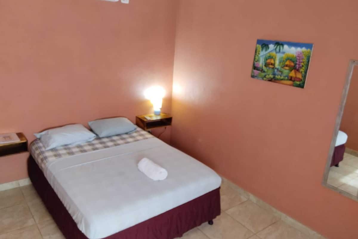 economy double room | desk, free wifi, bed sheets