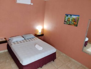 Economy Double Room | Desk, free WiFi, bed sheets - Hotel Munch (Managua)