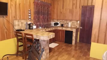 Refrigerador, microondas, cafetera y tetera y tostadora