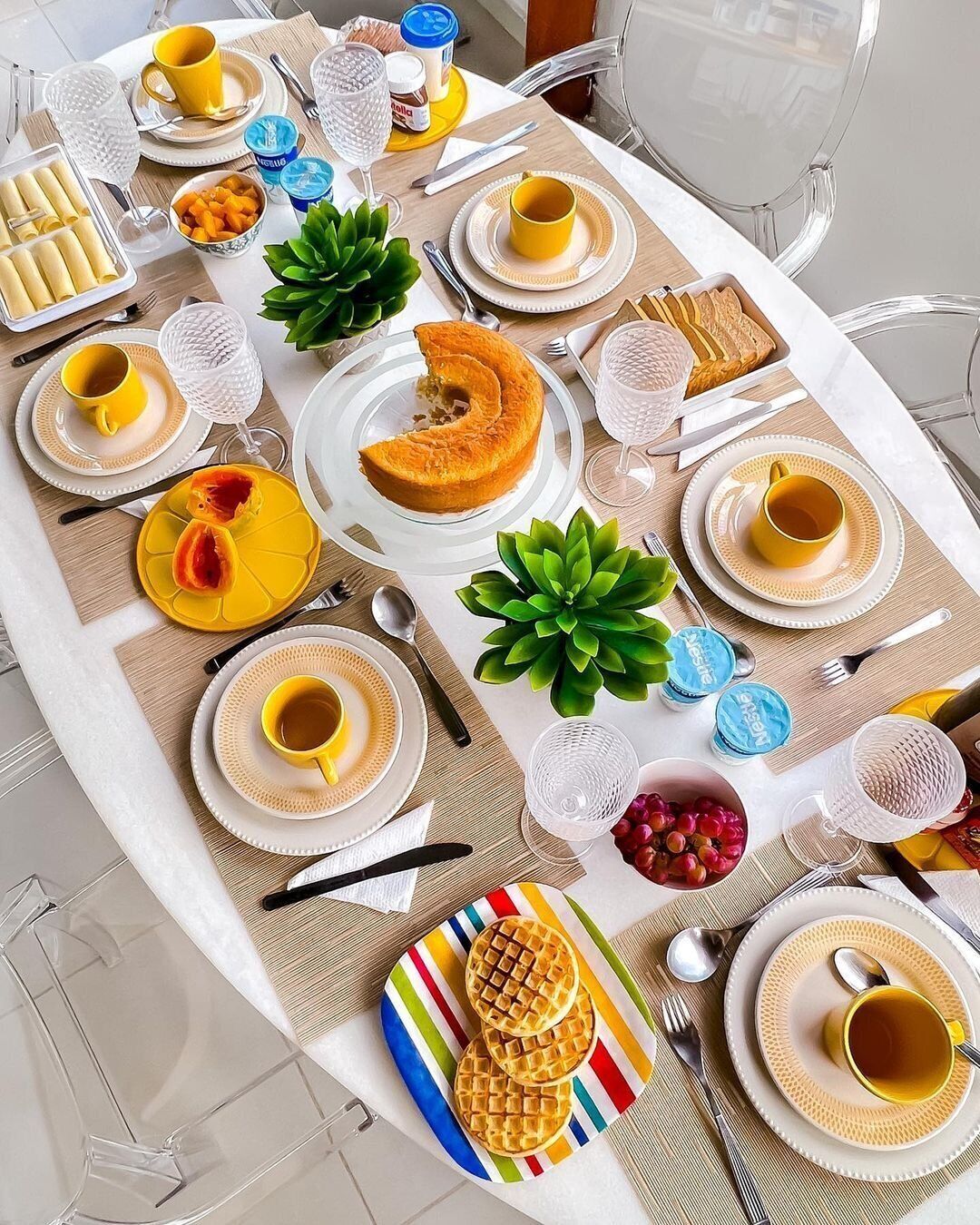 Una mesa con diversas opciones de comida y bebidas para el desayuno.