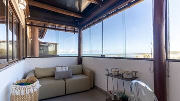 Apartment | Wohnbereich | 50-Zoll-LED-Fernseher mit Digitalempfang, Fernseher