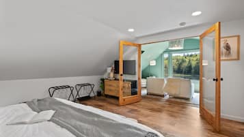 3 bedrooms, desk, iron/ironing board, travel crib