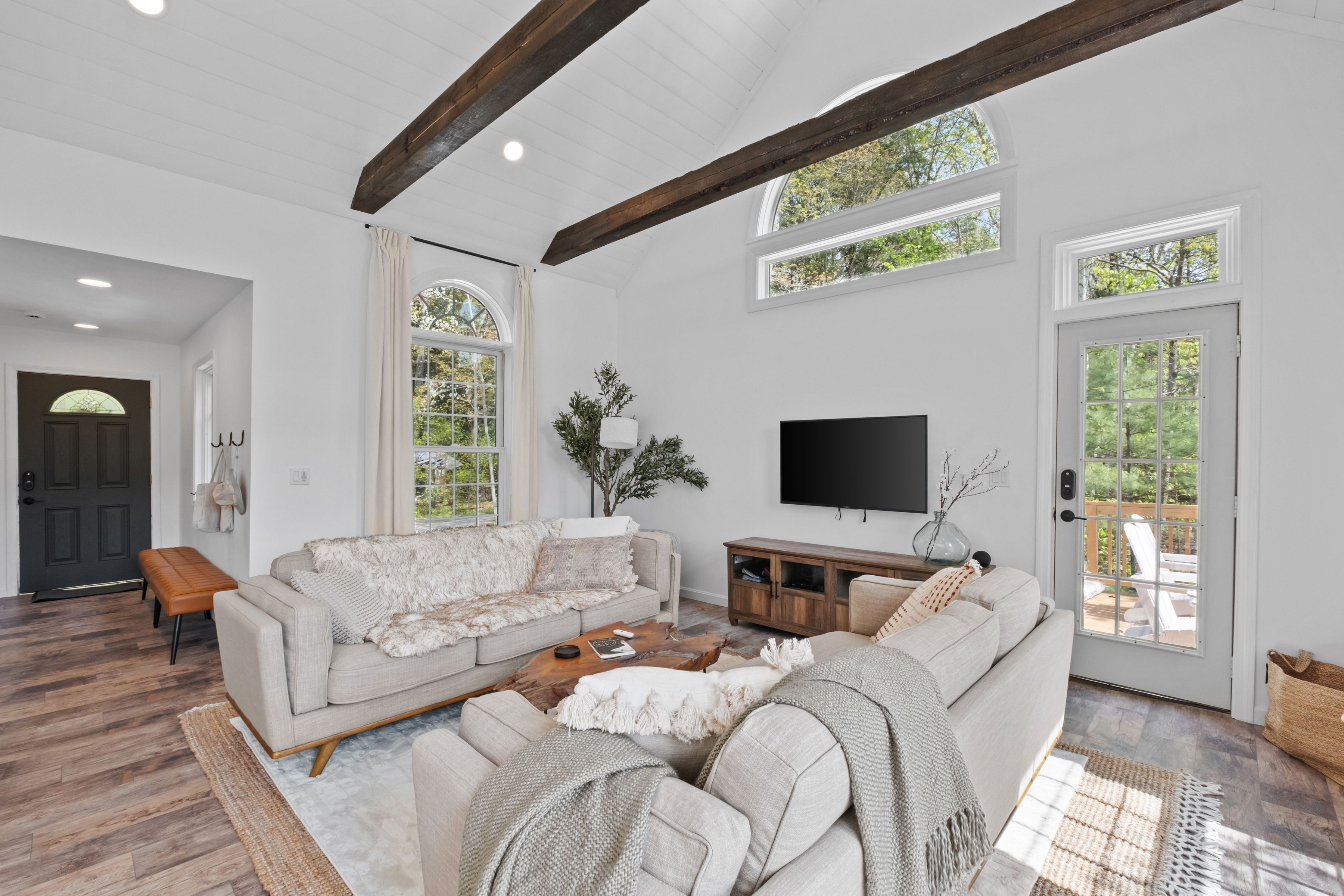 Älytelevisio, DVD-soitin, kirjoja