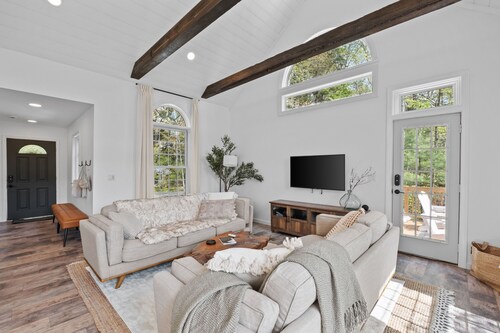 Ski Shack, kids secret room, ice fishing, fire pit, ev charger.