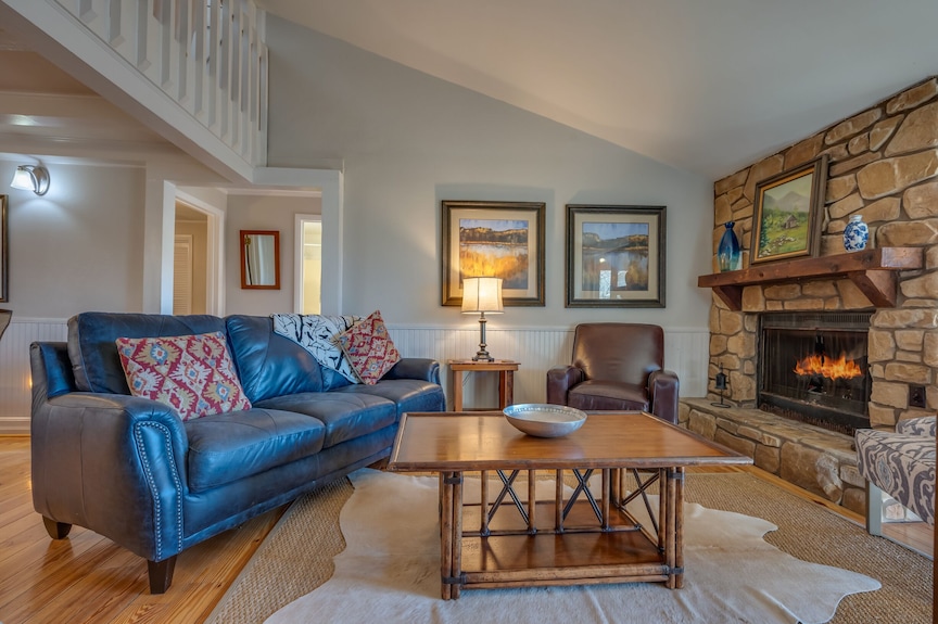 Cozy Tucked Away Log Cabin- Lake/mountain Views! - Lake Lure, NC