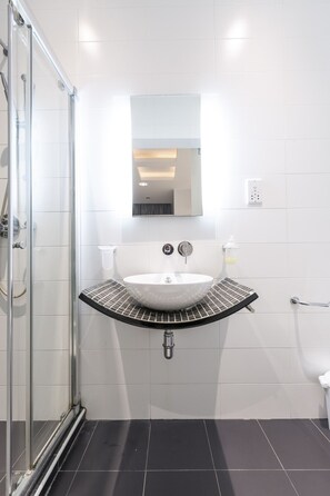 浴槽、ヘアドライヤー、タオル