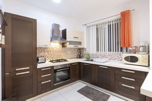 Fridge, microwave, oven, stovetop - Bluemarine Suite-Hosted by Sweetstay (San Giljan)