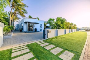 Exterior - Unique Modern 4BR w/Large Private Pool & Mini Golf (Noord)