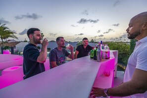 Bar (on property) - Unique Modern 4BR w/Large Private Pool & Mini Golf (Noord)