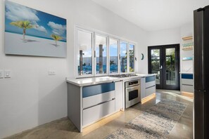 Geladeira, micro-ondas, fogão, cooktop