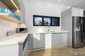 Geladeira, micro-ondas, fogão, cooktop