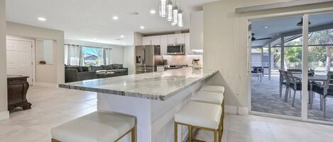 Frigorifero, microonde, forno, piano cottura