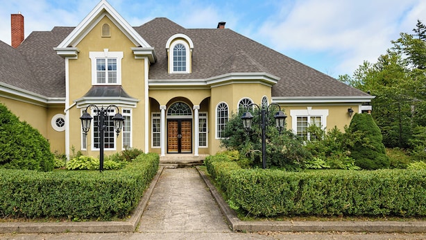 A two-story house with a front entrance, a covered porch, and a well-maintained garden. - Mulgrave Vila (Mulgrave)