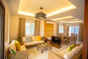 42-inch Smart TV with cable channels, TV - Estancia De Lorenzo (San Mateo)