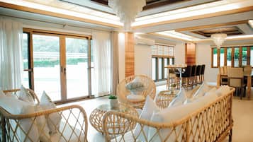 Grand Villa | Living area | 42-inch Smart TV with cable channels, TV