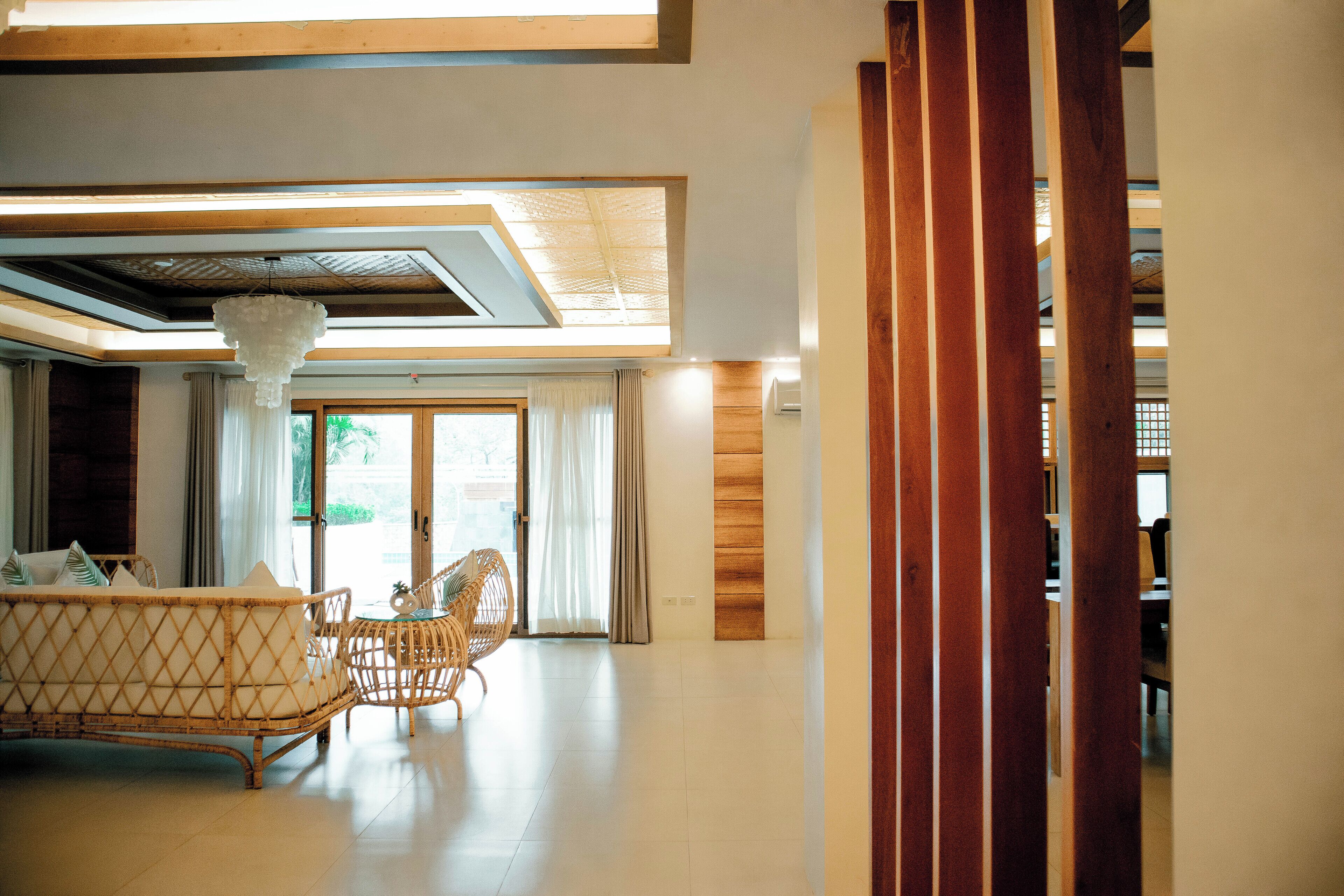 Villa Grand | Värdeförvaringsskåp på rummet, unika möbler och skrivbord