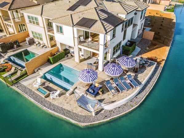A multi-story residential building with a private pool and sun loungers. - 4 Private EnSuites, 270* Lake View, pool+spa, Sleeps 12 (Indio)