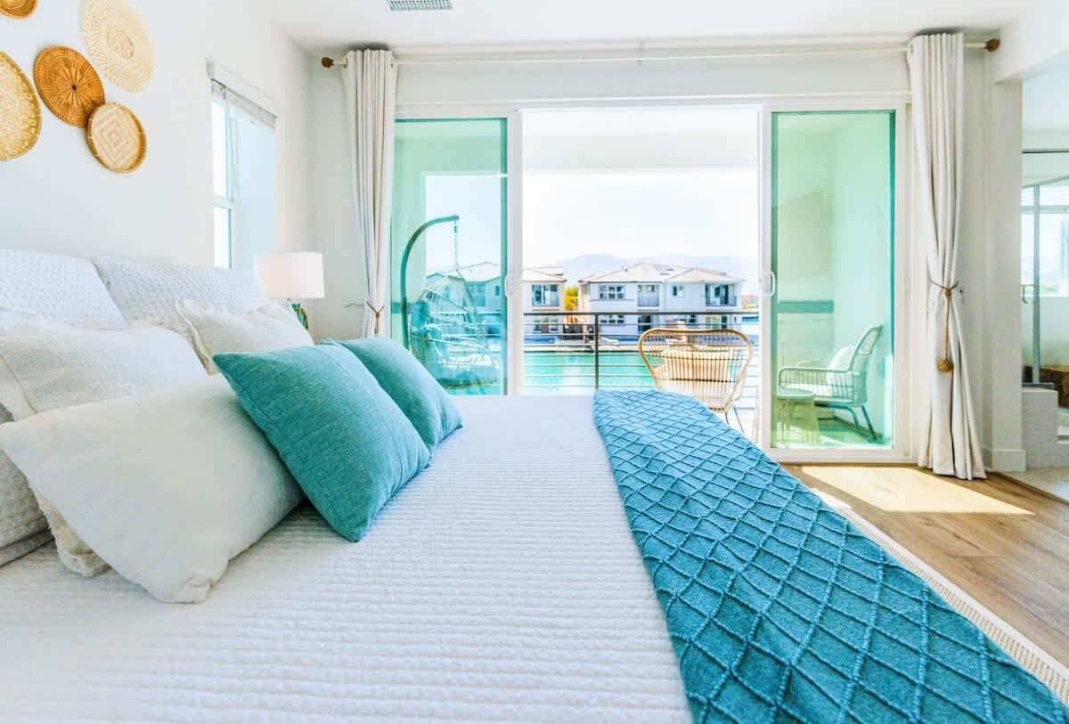 4 habitaciones, escritorio y tabla de planchar con plancha 