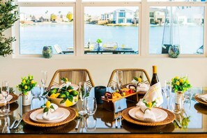 Dining - WOW lake house! Infinity pool/spa!<br>Villa Paradiso (Indio)