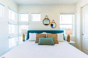 4 habitaciones, escritorio y tabla de planchar con plancha 